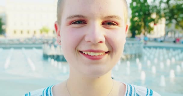 Jovem de cabelos curtos senhora sorrindo ao ar livre — Vídeo de Stock