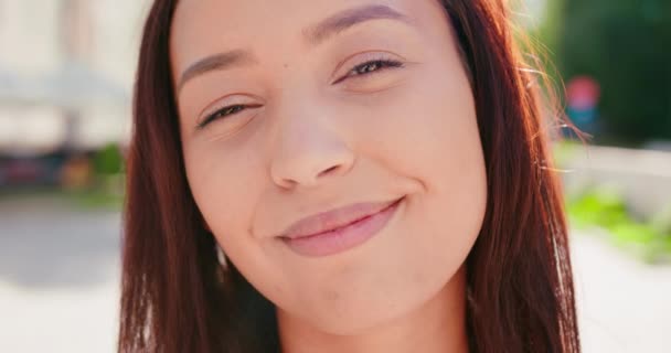 Joven morena dama sonriendo al aire libre — Vídeos de Stock