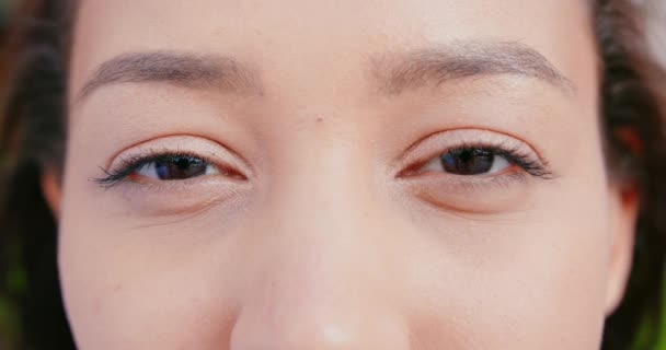 Asyalı kadınların gözleri açık havada yanıp sönüyor. — Stok video