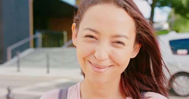 Jovem morena senhora sorrindo ao ar livre — Vídeo de Stock