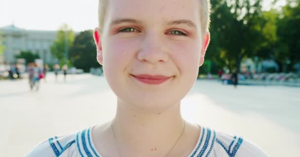 Jovem de cabelos curtos senhora sorrindo ao ar livre — Vídeo de Stock