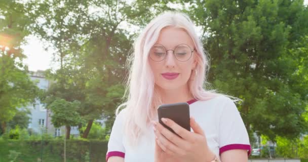 Beatiful Lady Using a Phone Outdoors — Stock video