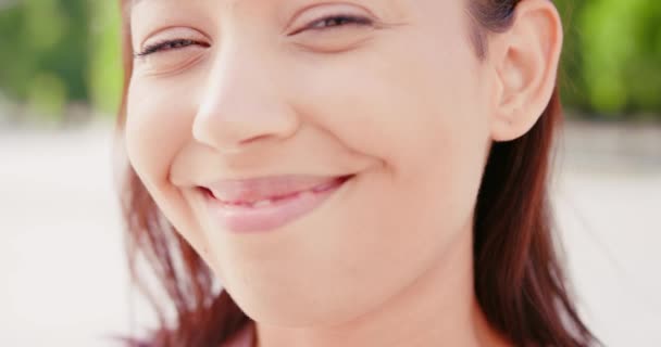 若いブルネットの女性は屋外で微笑む — ストック動画