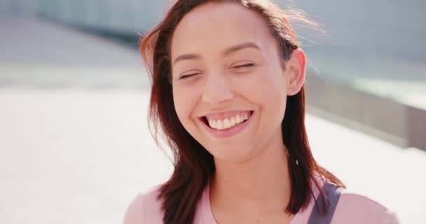 Junge brünette Dame lächelt im Freien — Stockvideo