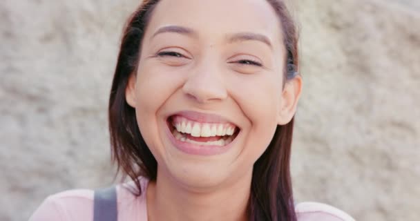 Mladá bruneta dáma usměvavá venku — Stock video