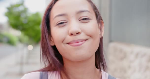 Jovem morena senhora sorrindo ao ar livre — Vídeo de Stock