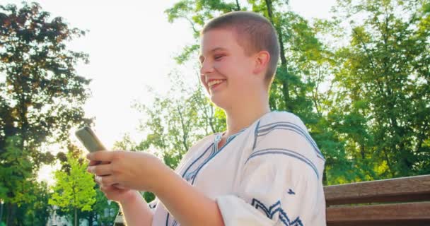 Beatiful Lady Usando um telefone ao ar livre — Vídeo de Stock
