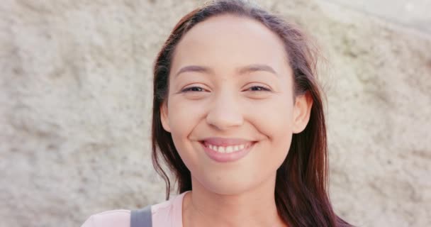 Joven morena dama sonriendo al aire libre — Vídeos de Stock