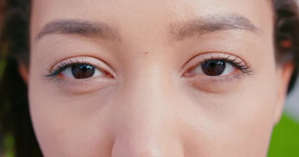 Asiatique ladys yeux clignotant à l'extérieur — Video