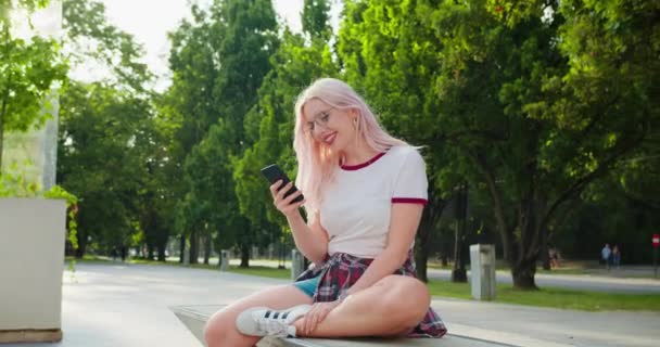 Bellissima signora utilizzando un telefono all'aperto — Video Stock