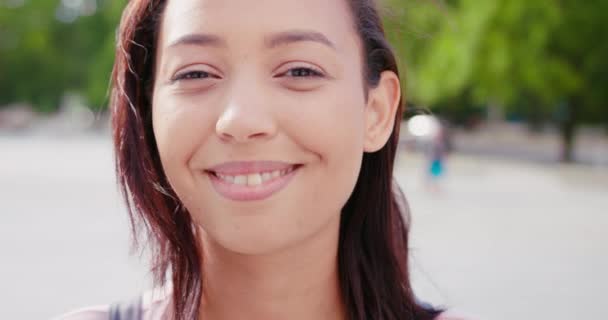 Молодая брюнетка улыбается на открытом воздухе — стоковое видео