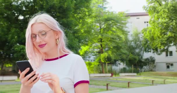 Beatiful Lady usando un teléfono al aire libre — Vídeo de stock