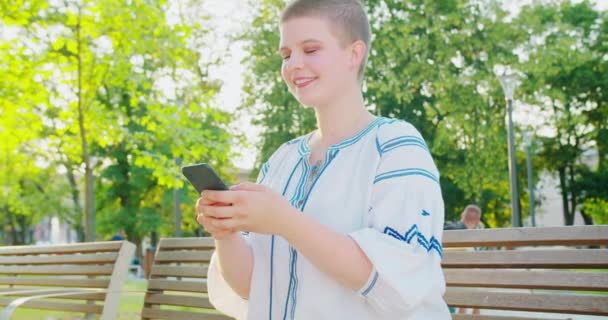 Beatiful Lady usando un teléfono al aire libre — Vídeos de Stock