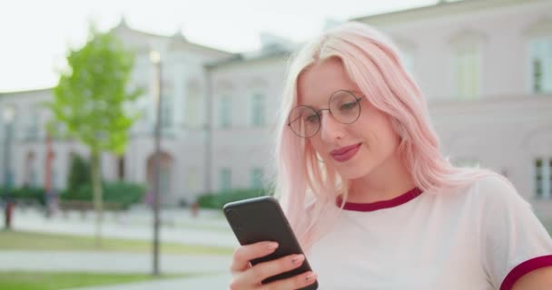 Beatiful Lady Usando um telefone ao ar livre — Vídeo de Stock