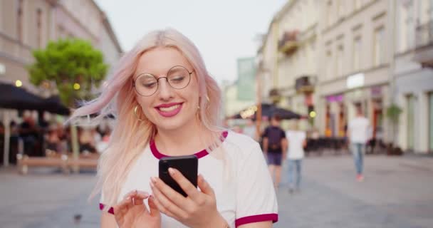 Beatiful Lady Usando um telefone ao ar livre — Vídeo de Stock