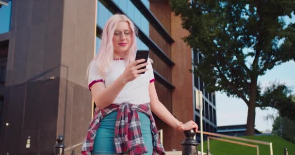 Schöne Dame mit einem Telefon im Freien — Stockvideo