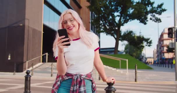 Beatiful Lady usando un teléfono al aire libre — Vídeos de Stock