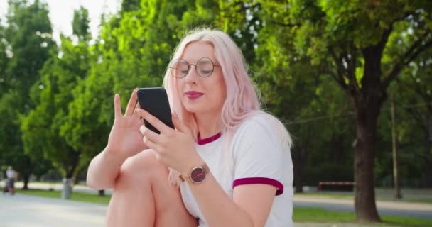 Beatiful Lady usando un teléfono al aire libre — Vídeos de Stock