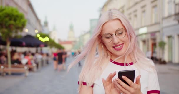 Beatiful Lady usando un teléfono al aire libre — Vídeo de stock