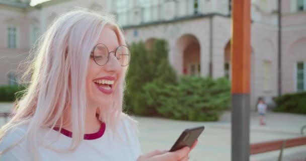 Beatiful Lady Using a Phone Outdoors — Αρχείο Βίντεο