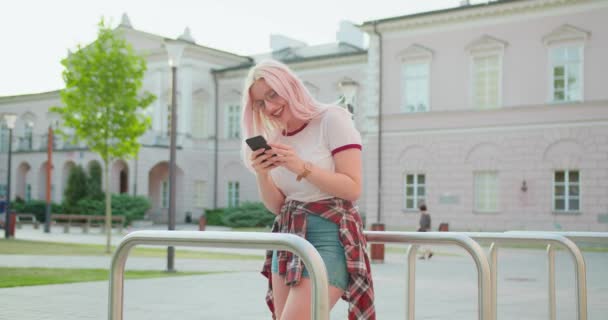 Schöne Dame mit einem Telefon im Freien — Stockvideo
