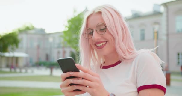 Dame béatifique utilisant un téléphone en plein air — Video