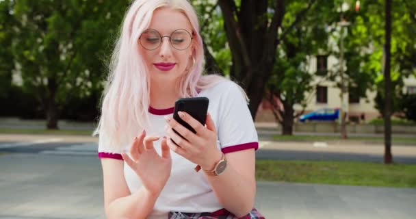 Beatiful Lady Usando um telefone ao ar livre — Vídeo de Stock