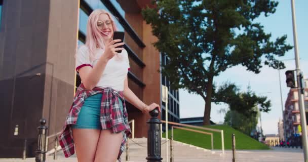 Beatiful Lady usando un teléfono al aire libre — Vídeo de stock