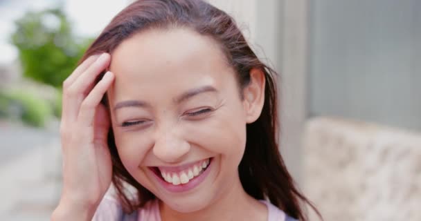 Joven morena dama sonriendo al aire libre — Vídeo de stock