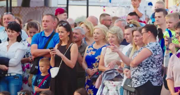 Zuschauer beobachten ein Ereignis im Freien — Stockvideo