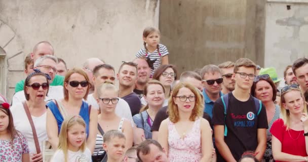 Multitud viendo un evento al aire libre — Vídeo de stock