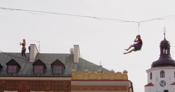 Jonge acrobaten wandelen op koord buiten — Stockvideo