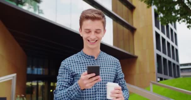 Joven usando un teléfono al aire libre — Vídeo de stock