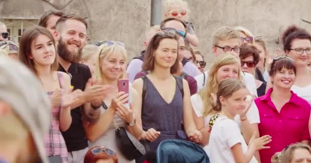 La foule regarde un événement en plein air — Video