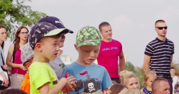 Děti sledující událost venku — Stock video