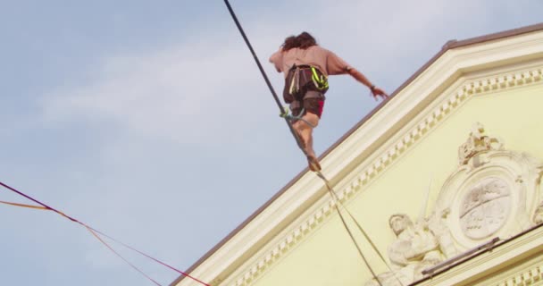 Acrobat joven caminando en el Tightrope al aire libre — Vídeos de Stock