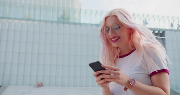 Beatiful Lady usando un teléfono al aire libre — Vídeos de Stock