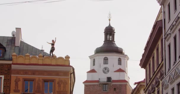 Mladý akrobat chůze na těsném laně venku — Stock video