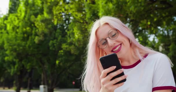 Beatiful Lady usando un teléfono al aire libre — Vídeos de Stock