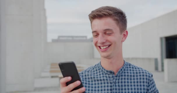 Jovem usando um telefone ao ar livre — Vídeo de Stock