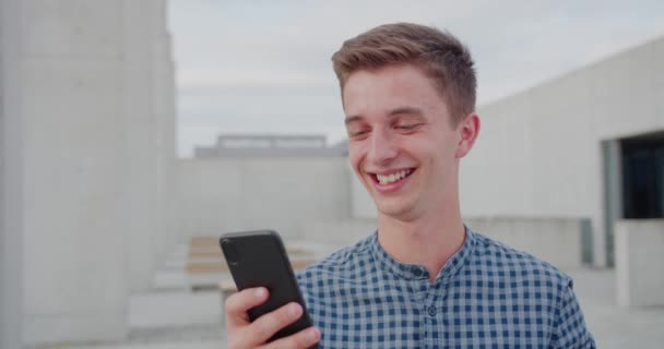 Junger Mann telefoniert im Freien — Stockvideo