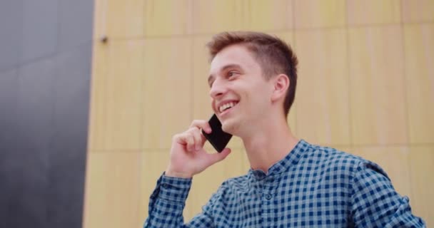 Mladý muž pomocí telefonu venku — Stock video