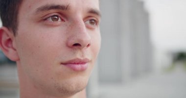 yakışıklı bir genç adam açık havada poz