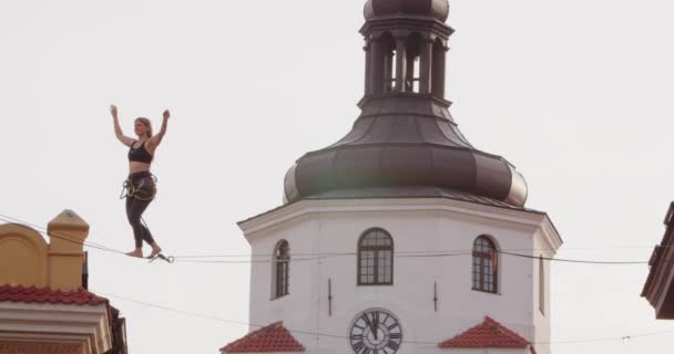 Jeune Acrobat marche sur corde raide à l'extérieur — Video