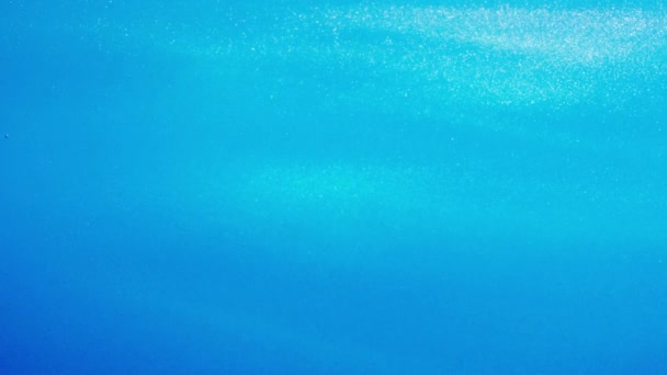 Líquido brillante azul claro girando — Vídeo de stock