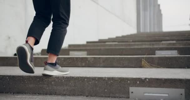 Las piernas de los hombres subiendo por las escaleras — Vídeo de stock