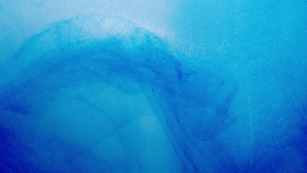 Liquide brillant bleu clair tourbillonnant — Video