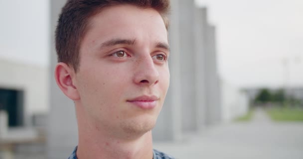 Pohledný mladý muž pózuje venku — Stock video