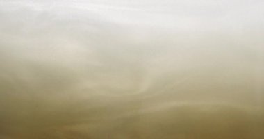 Açık kahverengi parlak madde akar.