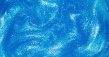 Açık mavi parlak sıvı girdap